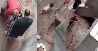 أب بلا إنسانية ولا رحمة.. جرّد رضيعته من ملابسها في الشارع وهدد بحرقها! (صورة) 1 cwkLaN