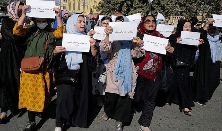 “طالبان” تسمح بتظاهر عشرات الأفغانيات