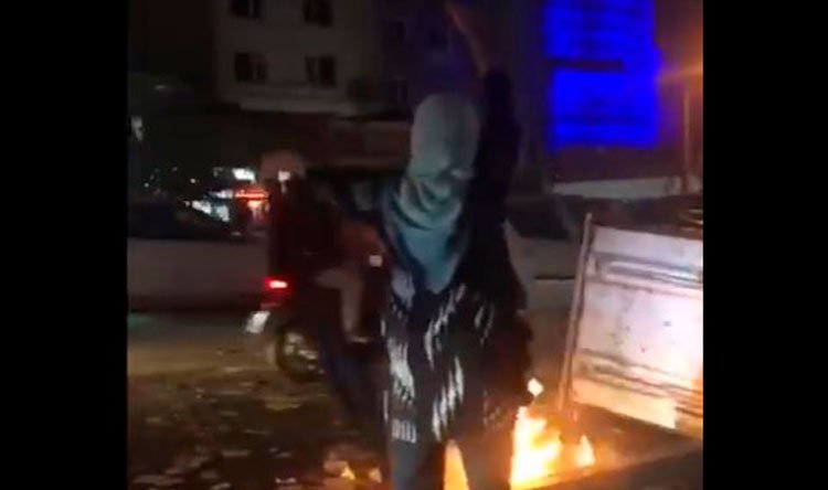 بالفيديو ـ امرأة إيرانية: “الموت لخامنئي”
